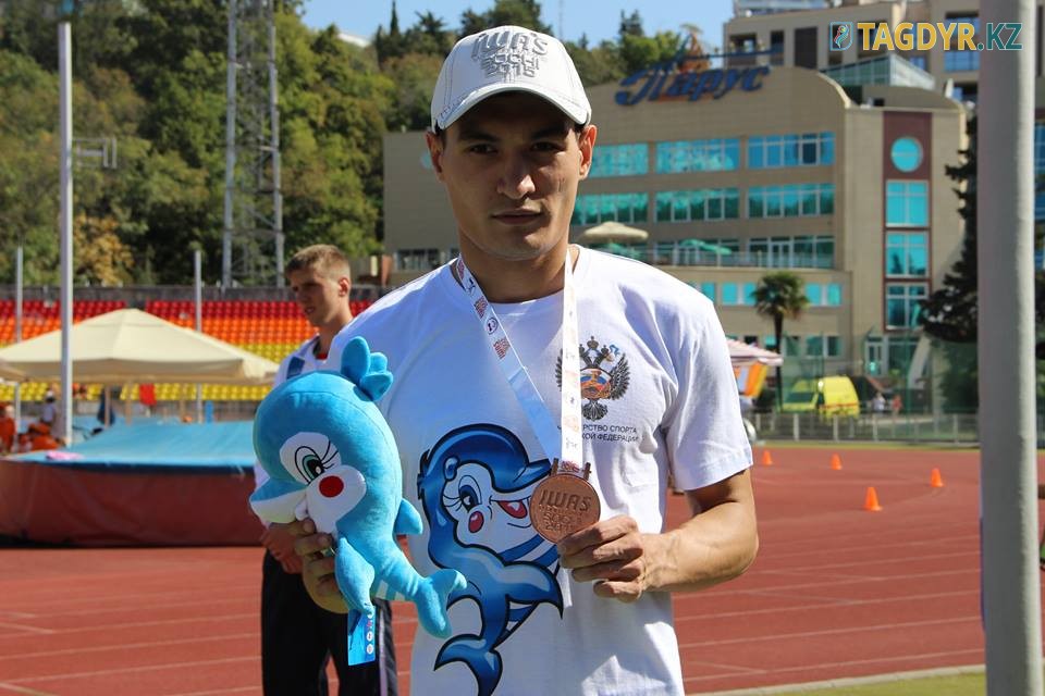 Қос қола медальдың иегері қарағандылық спортшы Мансұр Дүржібаев.